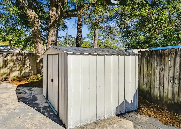 Near Downtown Main House - Woodland Escape Holiday home