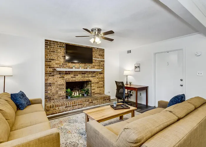 Near Downtown Main House - Woodland Escape Holiday home *