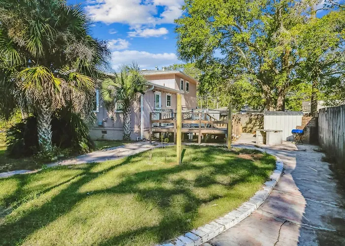 Near Downtown Main House - Woodland Escape