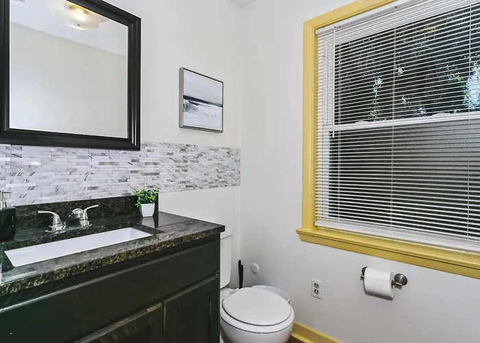 Near Downtown Main House - Woodland Escape Holiday home *
