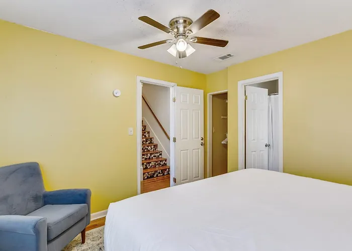 Near Downtown Main House - Woodland Escape Holiday home *