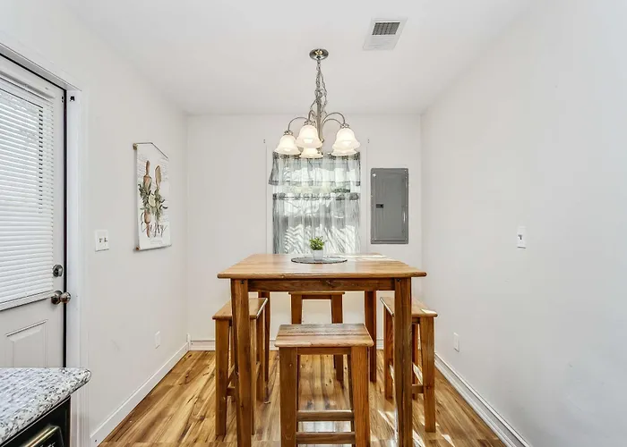 Near Downtown Main House - Woodland Escape Holiday home *